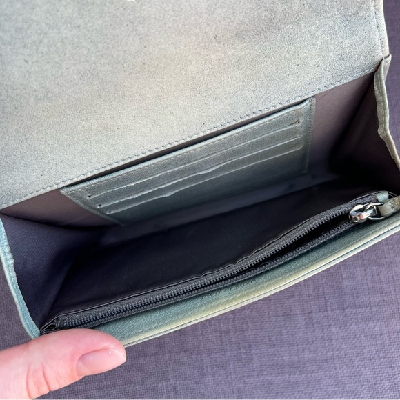 CHANEL Camellia CC Logo Leather Bifold Wallet - Picture 6 of 8